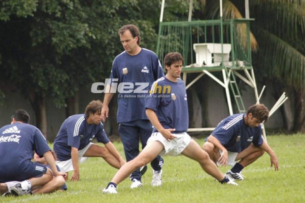 Las fotos que seguramente no habías visto de la visita de Marcelo Bielsa a Honduras en 2003
