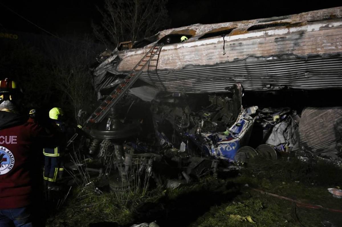 Las fotos del brutal choque de trenes en Grecia: el motivo del accidente y murieron 36 personas