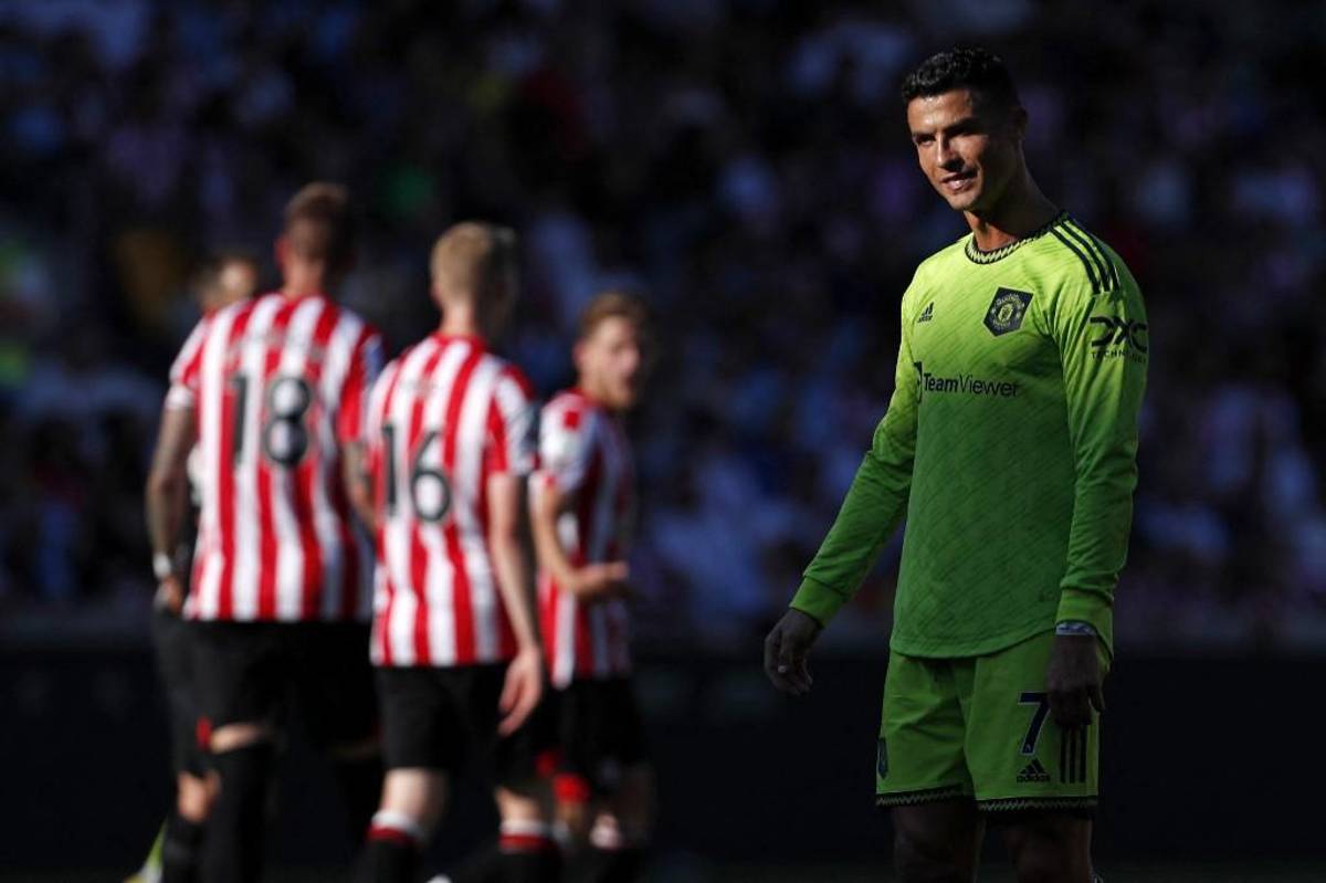 Terrible frustración: Así vivió Cristiano Ronaldo la goleada del Brentford al Manchester United; Bruno Fernandes quiso controlarlo