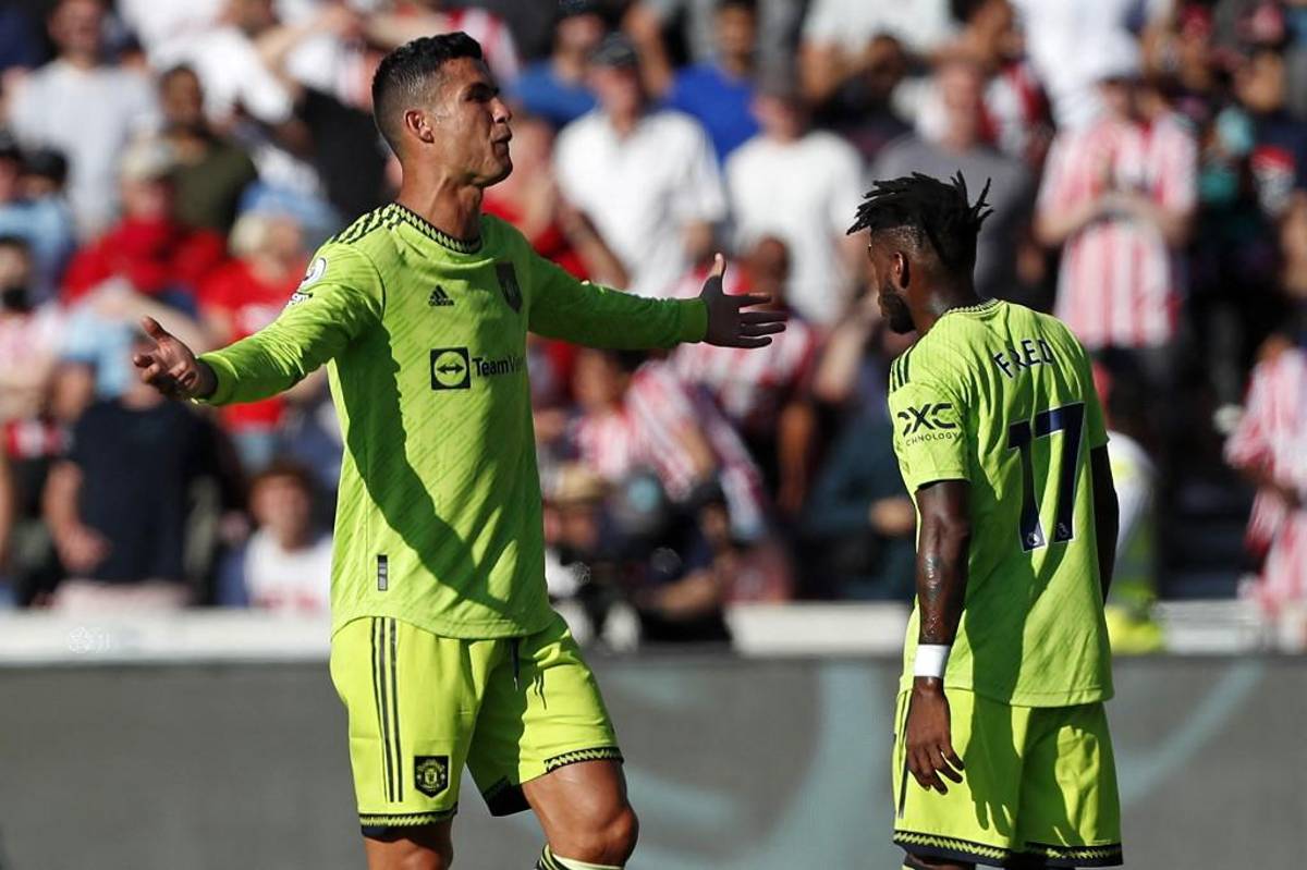 Terrible frustración: Así vivió Cristiano Ronaldo la goleada del Brentford al Manchester United; Bruno Fernandes quiso controlarlo