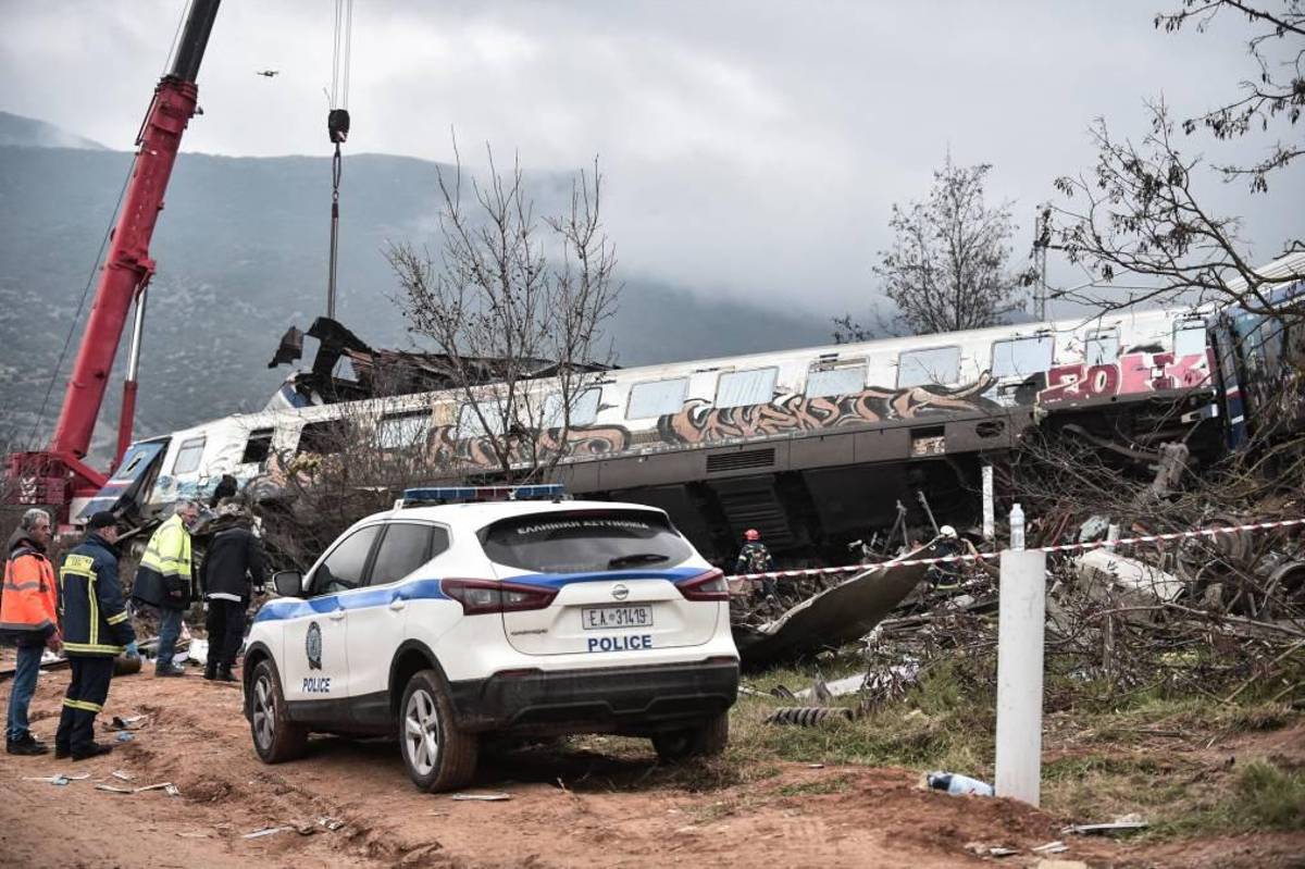 Las fotos del brutal choque de trenes en Grecia: el motivo del accidente y murieron 36 personas