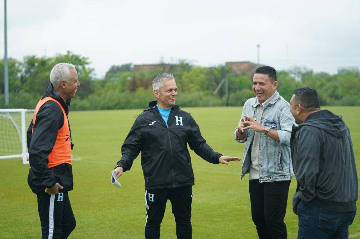 El exjugador que visitó a la Selección de Honduras e hizo una oración con Reinaldo Rueda; así fue el nuevo entreno de la “H”