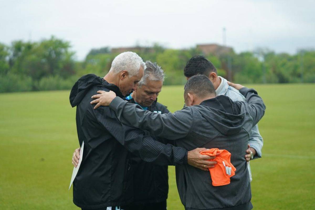 El exjugador que visitó a la Selección de Honduras e hizo una oración con Reinaldo Rueda; así fue el nuevo entreno de la “H”
