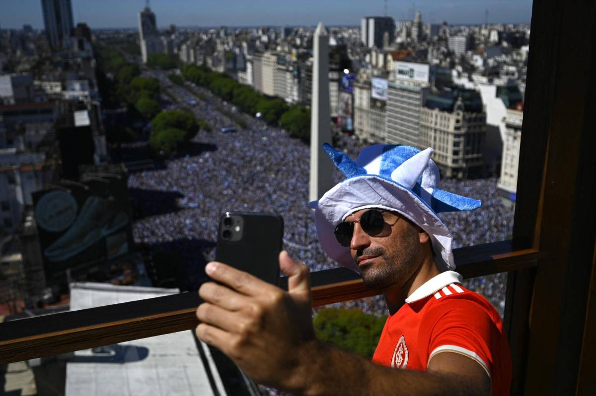 Una marea de gente y feriado nacional: Locura total en el Obelisco por el título de Argentina en la Copa del Mundo