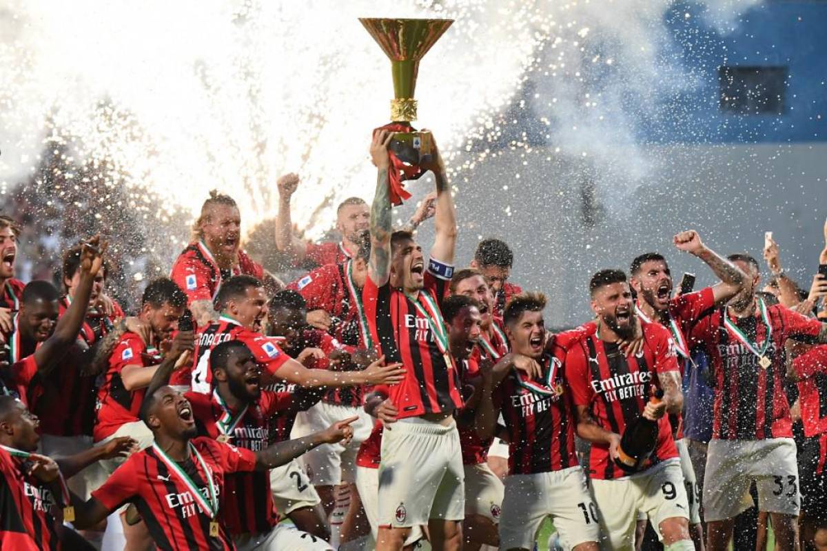 Fumándose un puro y bebiendo champagne: así fue Ibrahimovic a recoger su medalla de campeón en el festejo del AC Milan