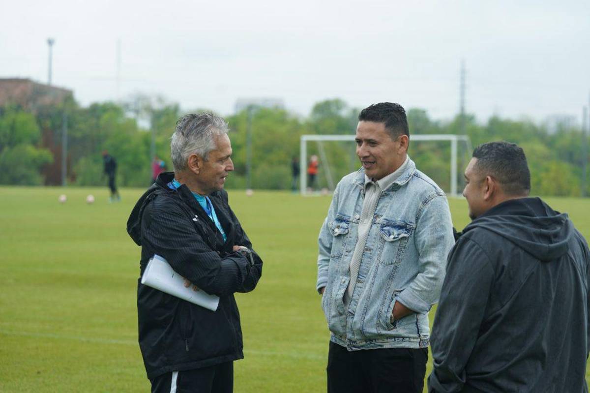 El exjugador que visitó a la Selección de Honduras e hizo una oración con Reinaldo Rueda; así fue el nuevo entreno de la “H”