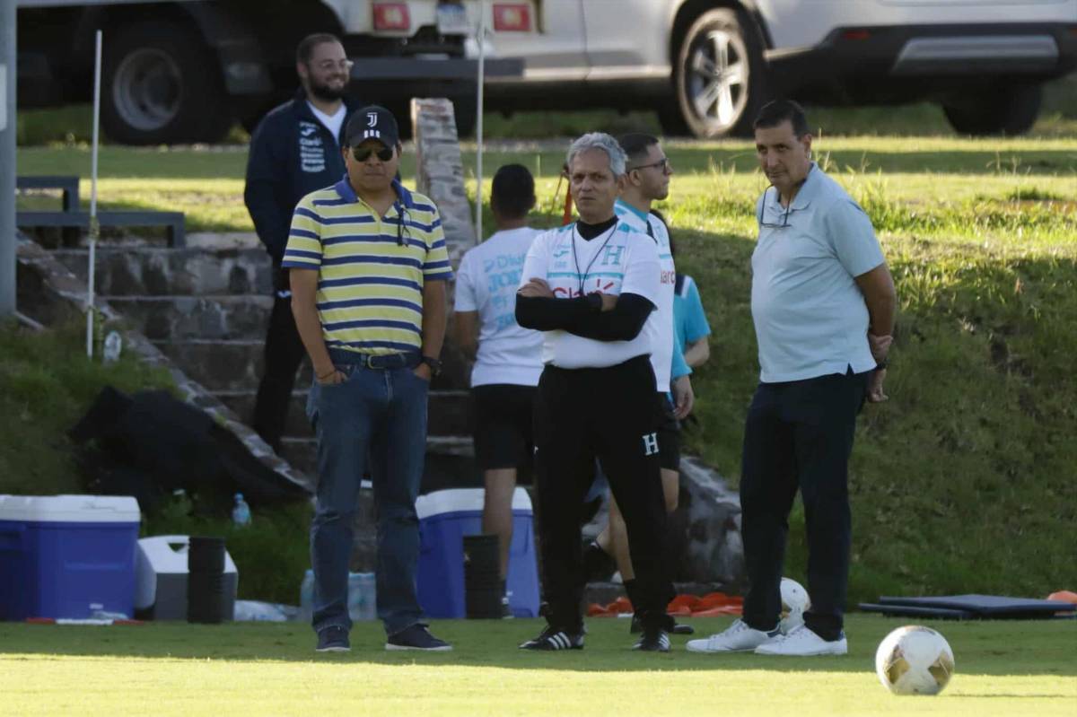 Honduras ya se entrenó con dos legionarios: La visita que sorprendió en la 'H' y, ¿se le fue la mano a Menjívar?
