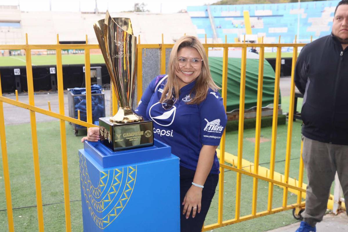 Motagua fue recibido a lo grande, la Copa estuvo a disposición de los aficionados y las novias no se pierden el show ¿Qué tomó Agustín Auzmendi?