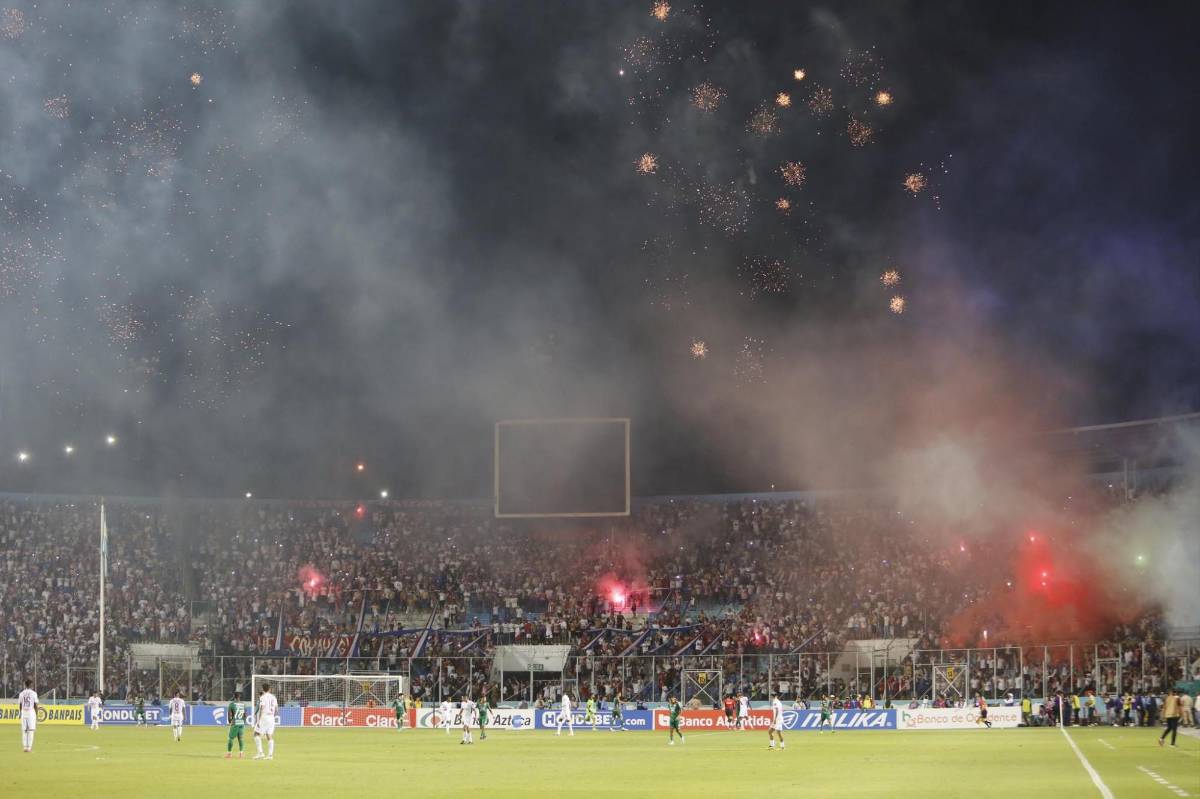 Los locos que se colaron a ver la final en el Nacional, el tremendo llenazo de Olimpia y tristeza de Marathón; invitado especial