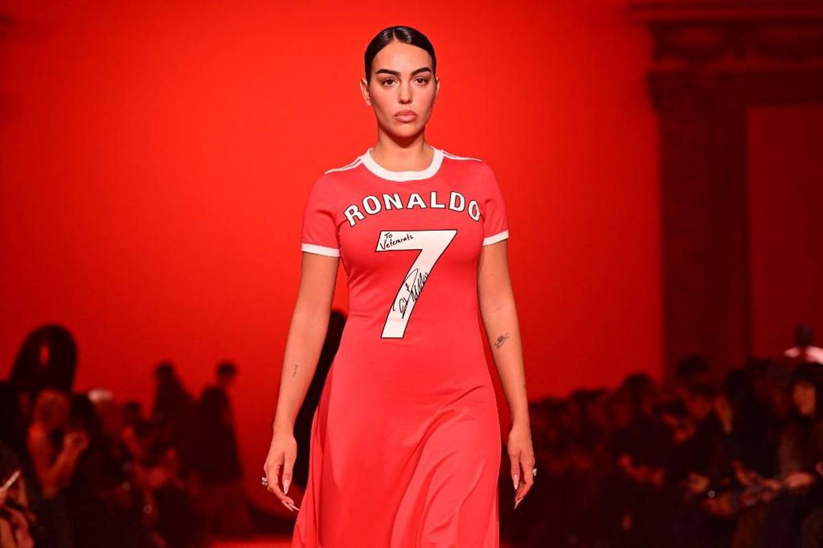 Georgina Rodríguez sorprendió en París con su atuendo: le rinde homenaje a Cristiano Ronaldo y la declaración de amor