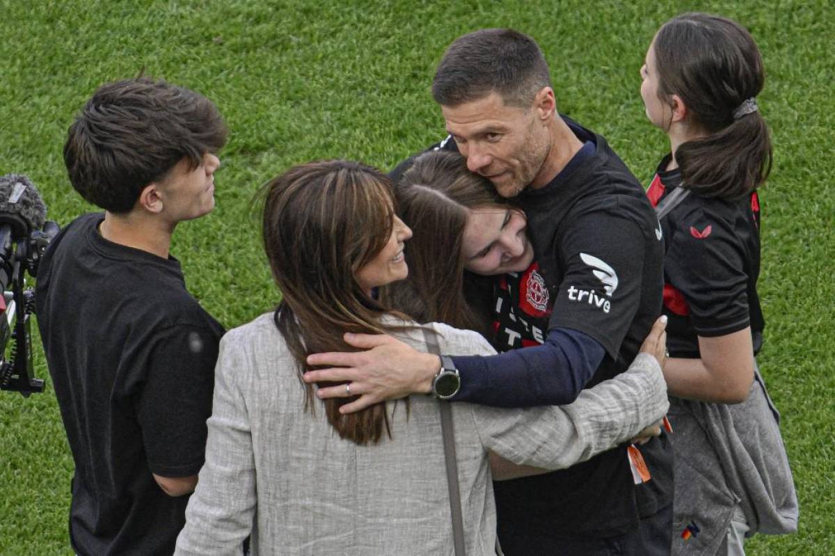Bayer Leverkusen festeja su primer título de Bundesliga: el beso de Xabi Alonso a su esposa y descontrol en el BayArena