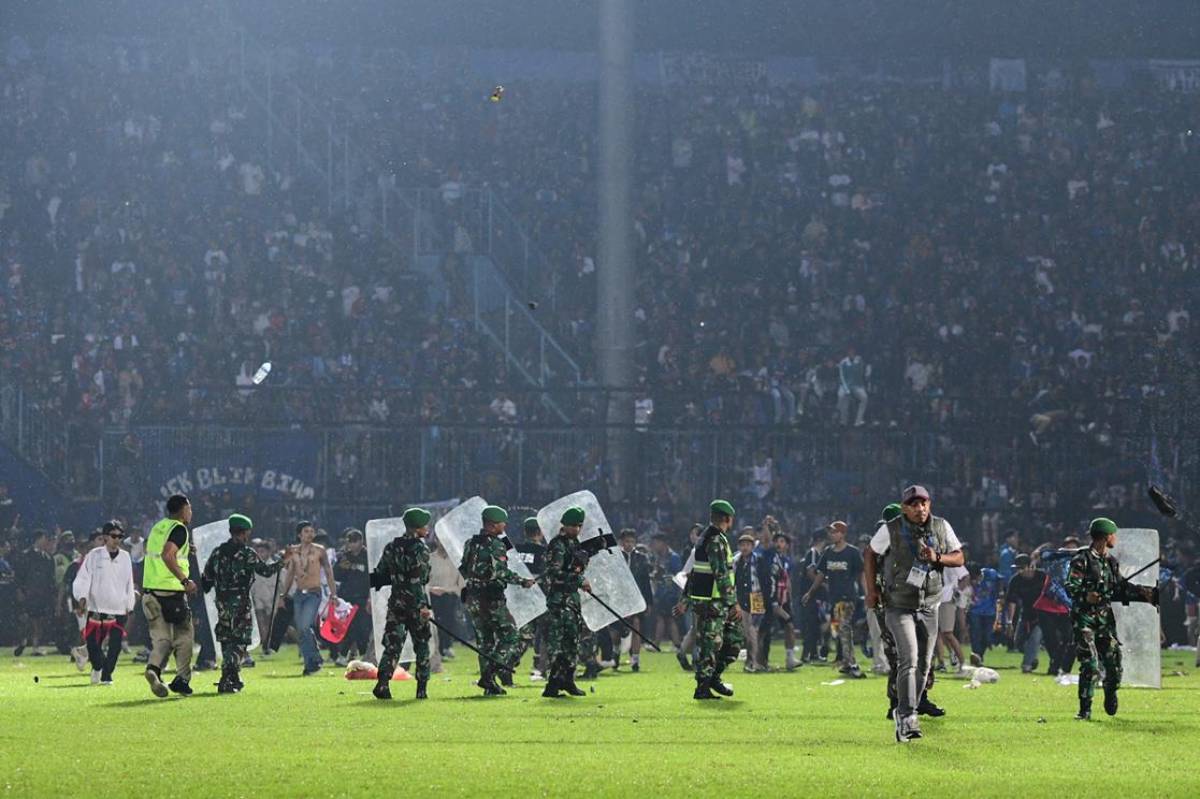 Imágenes aterradoras: Al menos 174 personas perdieron la vida en un partido de fútbol en Indonesia