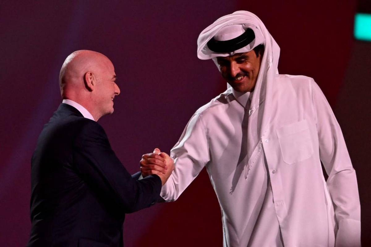 Así fue captado el Emir de Qatar y dueño del PSG y la promesa de Infantino en el sorteo del Mundial 2022