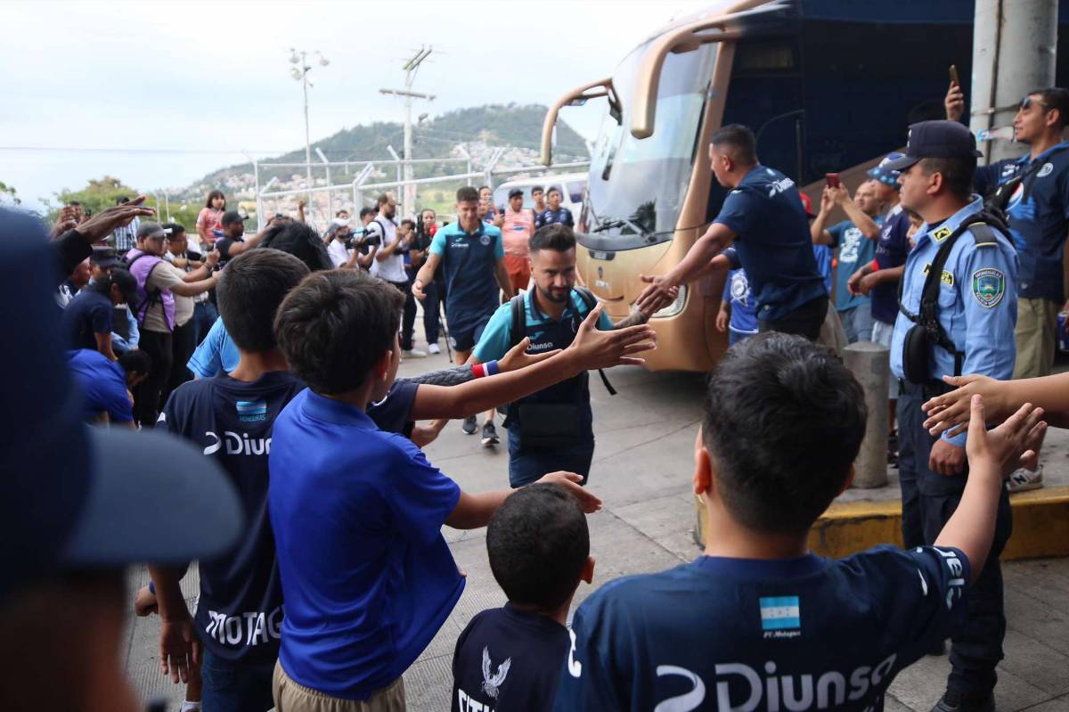 Motagua fue recibido a lo grande, la Copa estuvo a disposición de los aficionados y las novias no se pierden el show ¿Qué tomó Agustín Auzmendi?