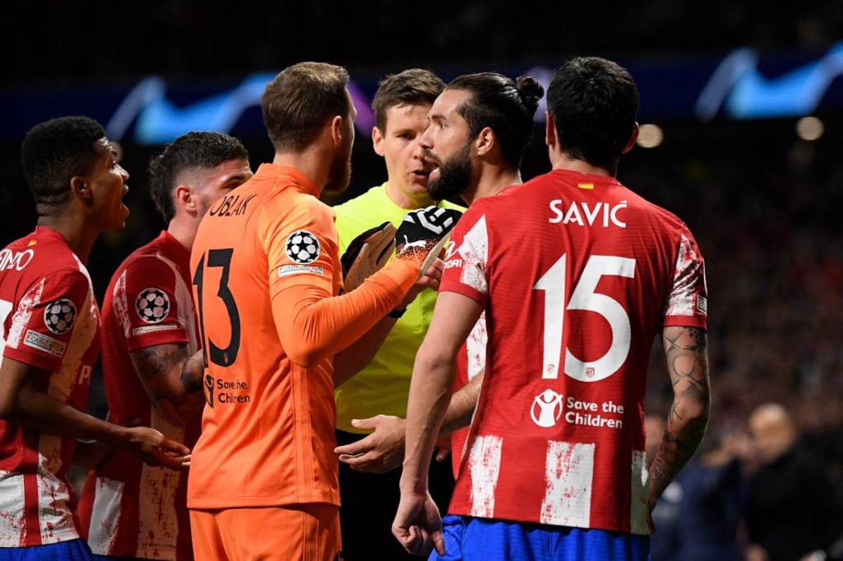 Un final de alto voltaje en el Wanda y Anfield: Cholo Simeone y sus jugadores del Atlético descontrolados en contra del árbitro