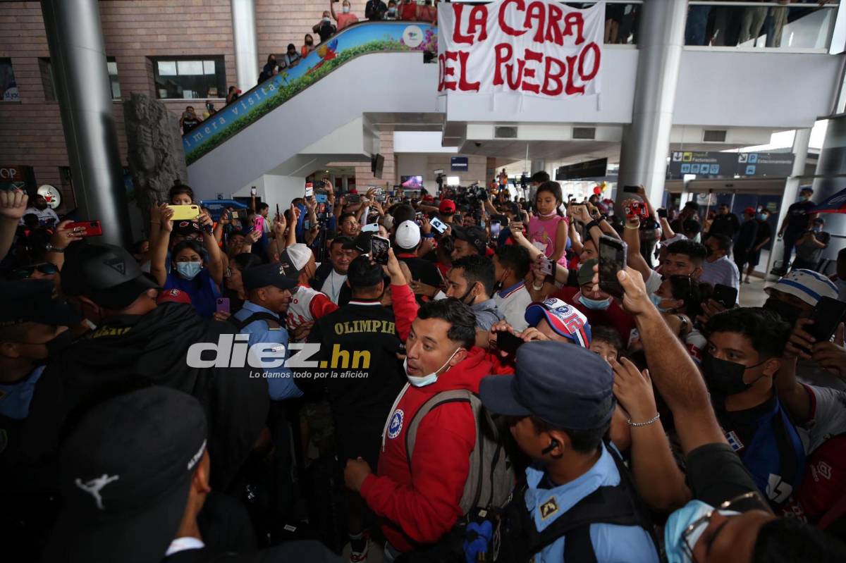 La llegada triunfal del campeón Olimpia a Honduras: La locura del ‘Patón’, el recibimiento a Bengtson y ¿quién bajó la copa?