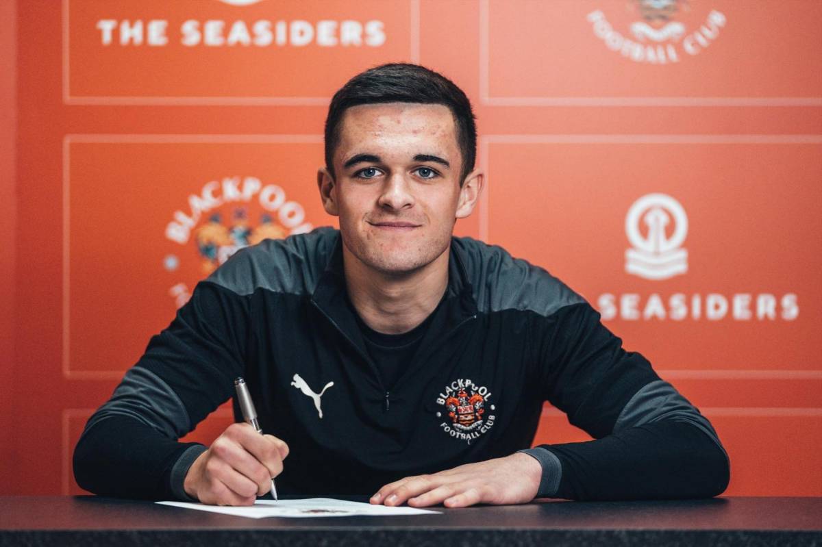 ¿Quién es y dónde juega? El primer futbolista europeo activo en declarse abiertamente gay: solo tiene 17 años