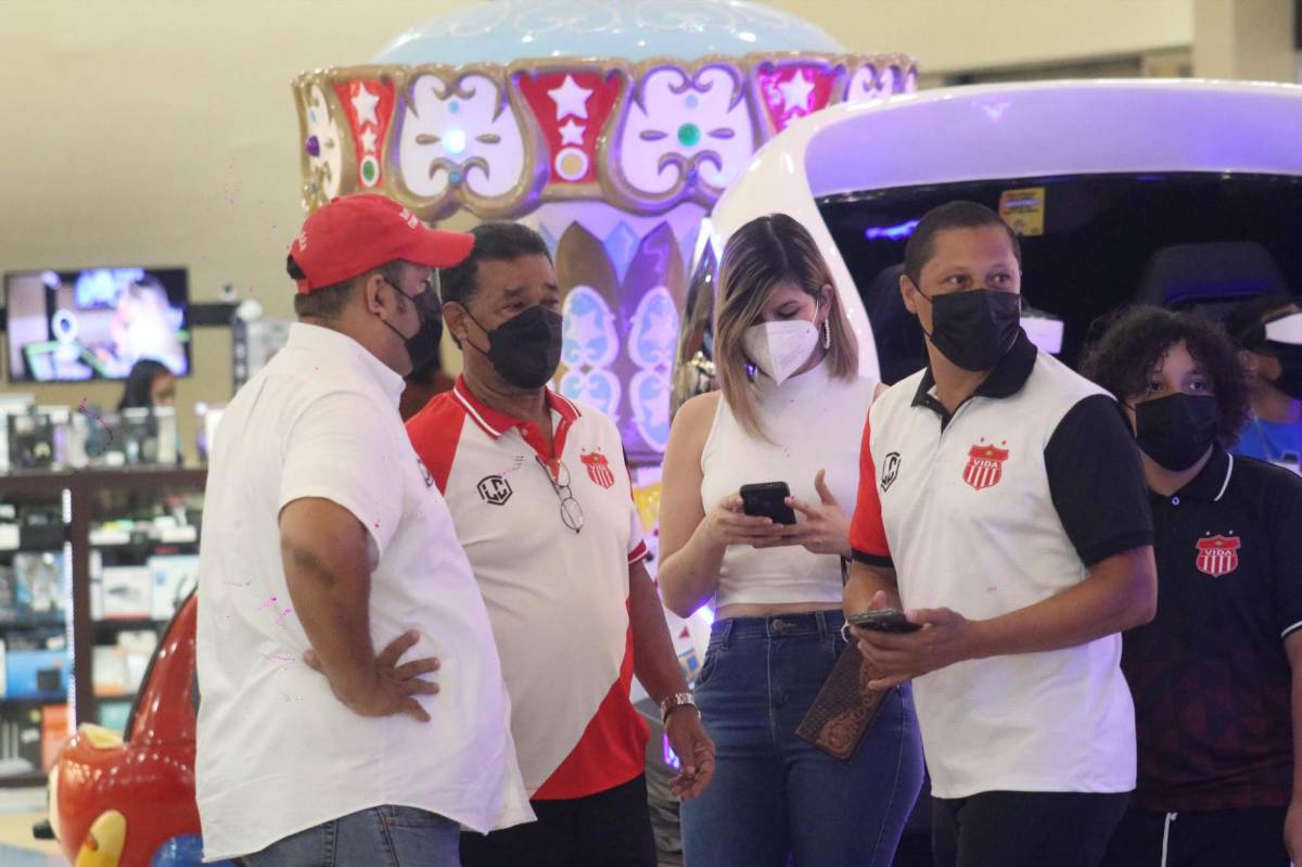 Premios, novedades, y bellas modelos en la presentación del nuevo uniforme del Vida en La Ceiba