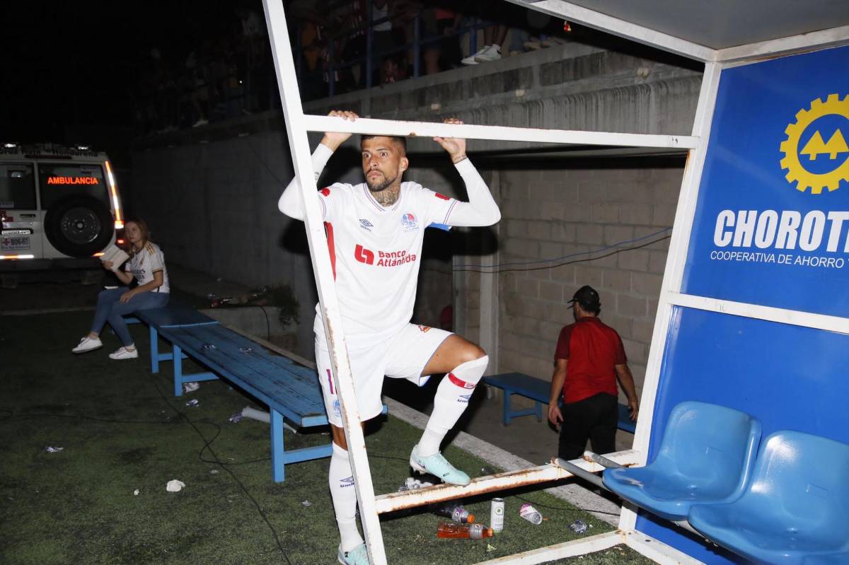 El tremendo enfado de Pedro Troglio tras la suspensión del Lobos - Olimpia y la respuesta que le envió el técnico de UPN