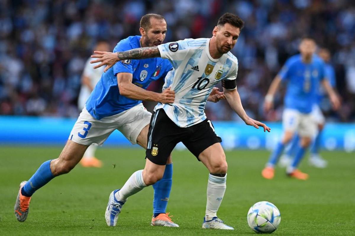 Messi sufre terrible codazo y Chiellini no lo podía agarrar; así festejó Argentina tras golear a Italia y ganar la Finalissima