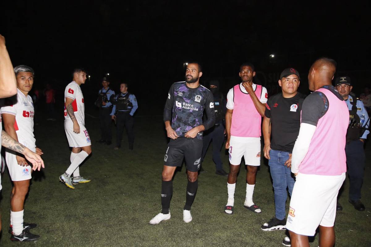 El tremendo enfado de Pedro Troglio tras la suspensión del Lobos - Olimpia y la respuesta que le envió el técnico de UPN