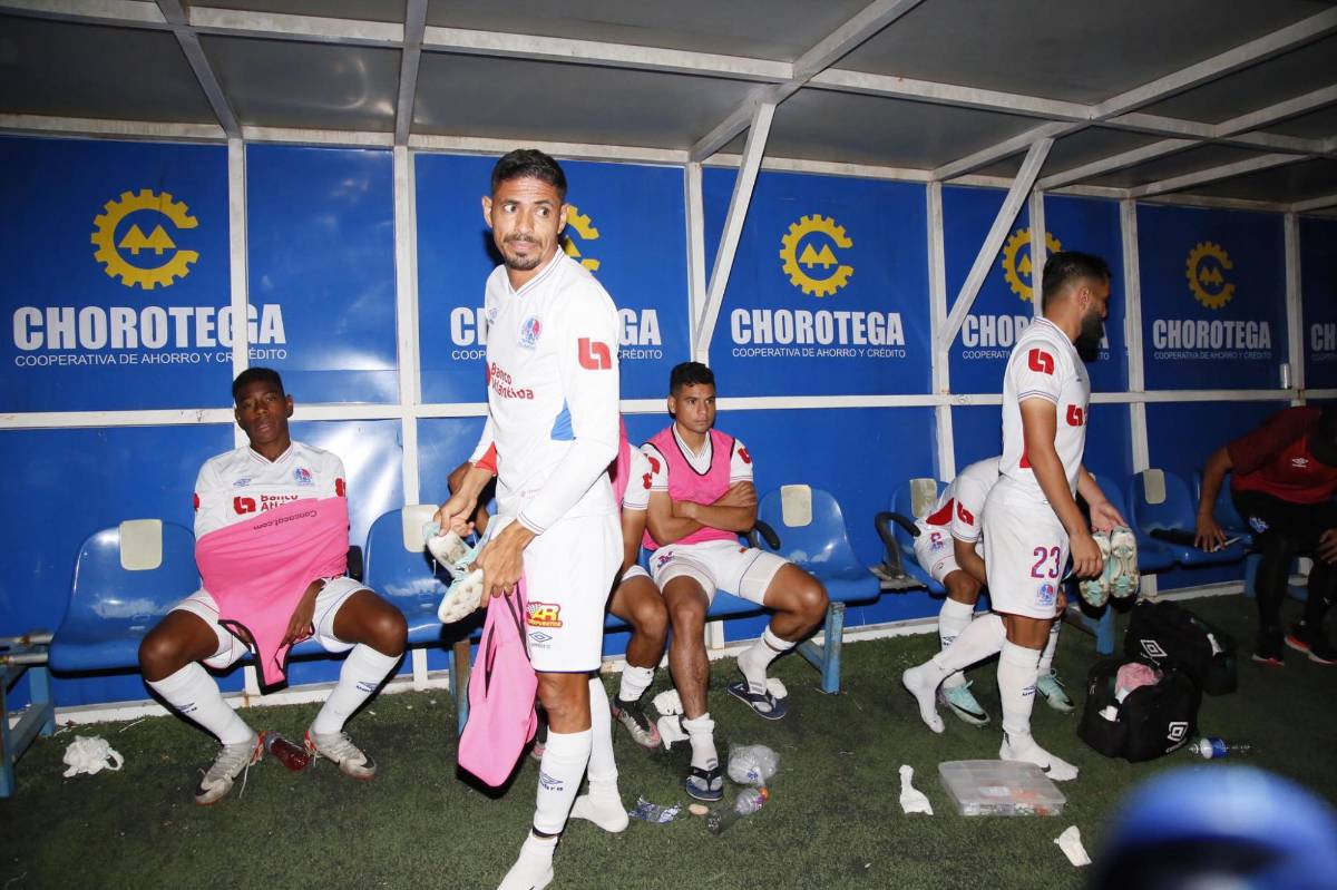 El tremendo enfado de Pedro Troglio tras la suspensión del Lobos - Olimpia y la respuesta que le envió el técnico de UPN