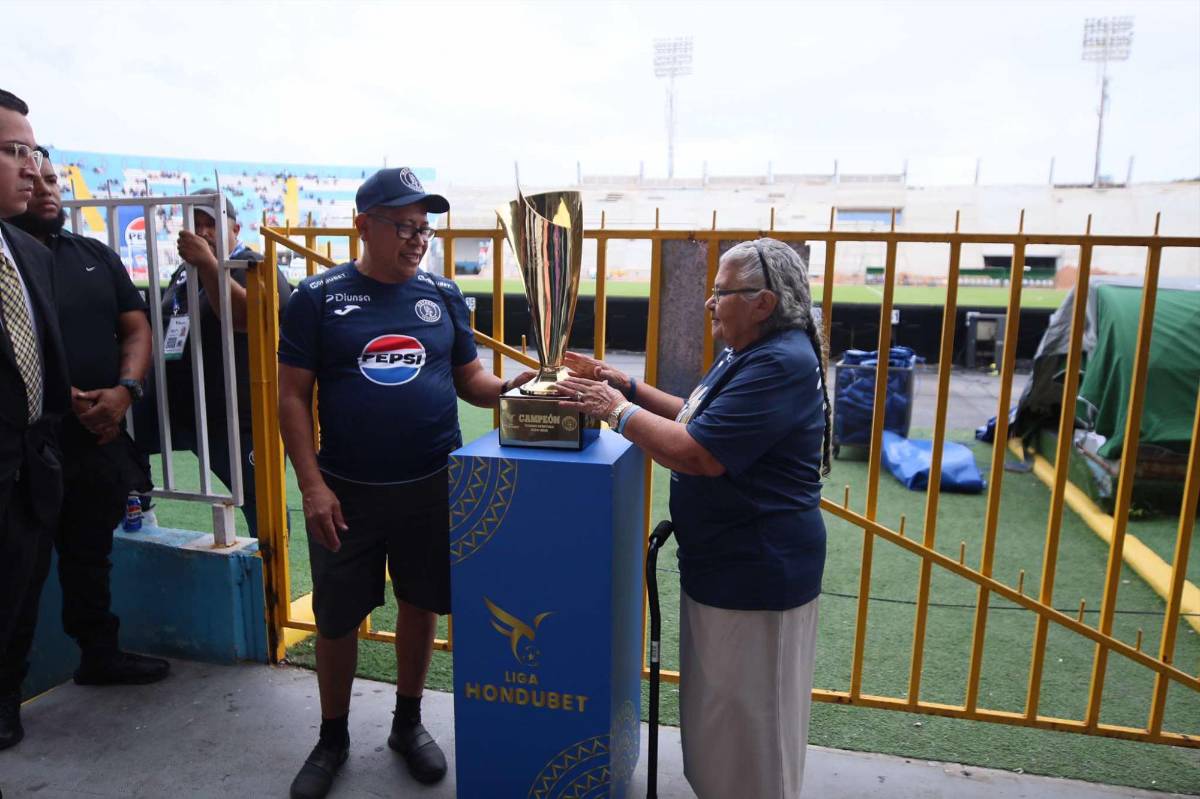 Motagua fue recibido a lo grande, la Copa estuvo a disposición de los aficionados y las novias no se pierden el show ¿Qué tomó Agustín Auzmendi?