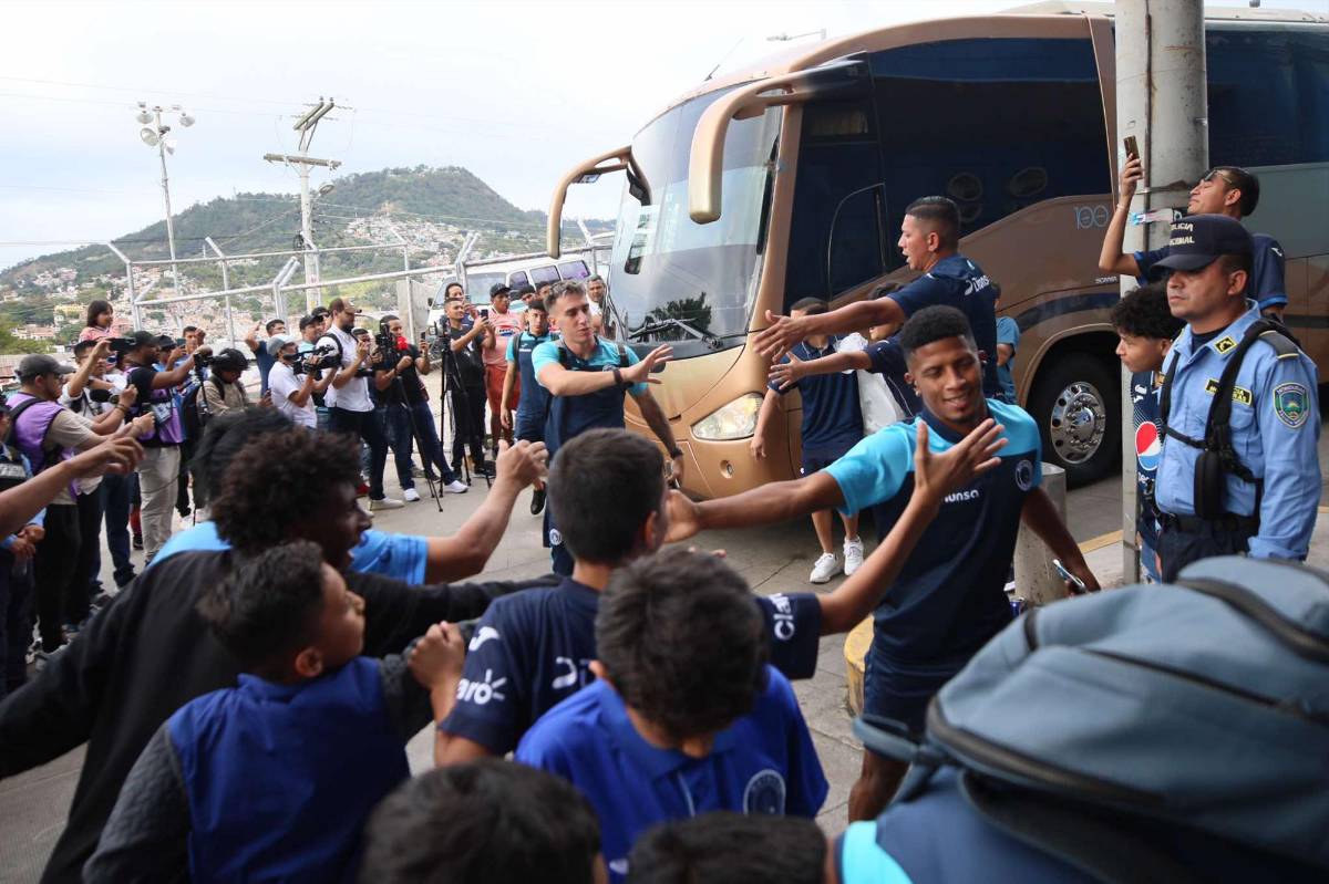 Motagua fue recibido a lo grande, la Copa estuvo a disposición de los aficionados y las novias no se pierden el show ¿Qué tomó Agustín Auzmendi?
