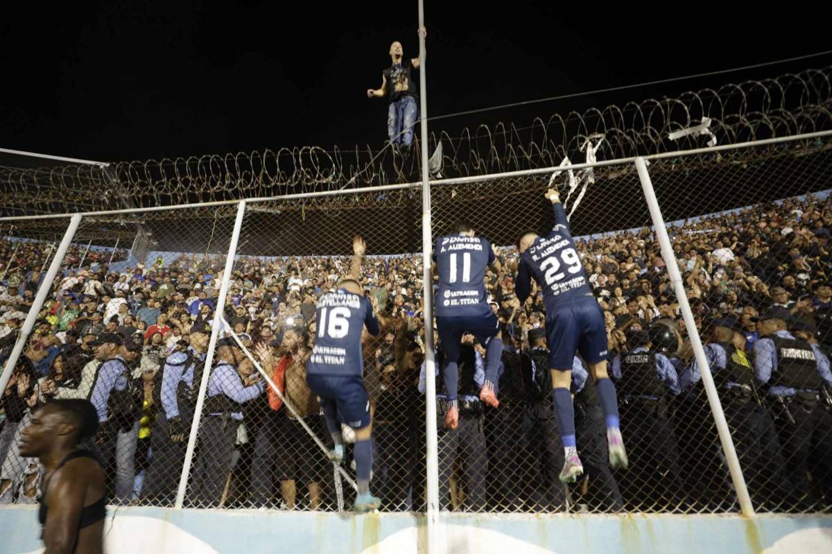 ¡Festejo del campeón! Besos al goleador, Diego Vázquez celebró en el camerino y locura de la plantilla de Motagua con el título