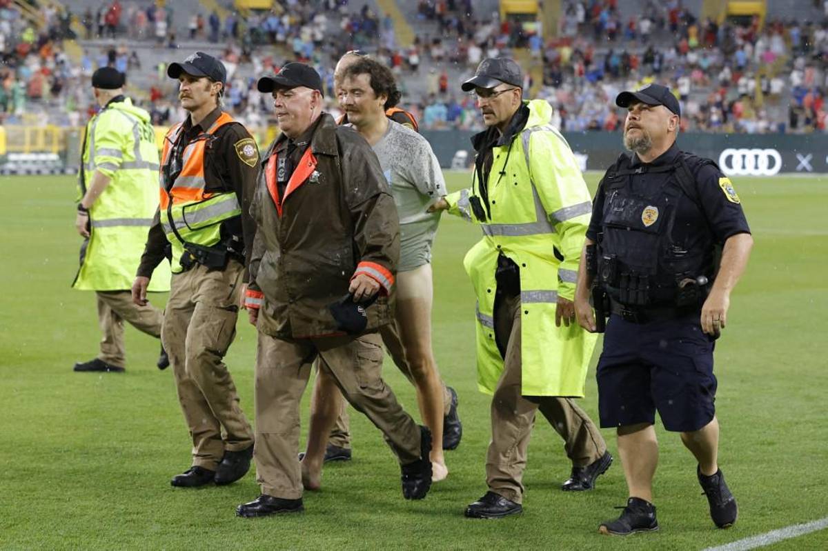 NO SE VIO EN TV: La verdadera melena de Haaland, el consejero y el intruso que entró sin ropa en el Manchester City-Bayern Múnich