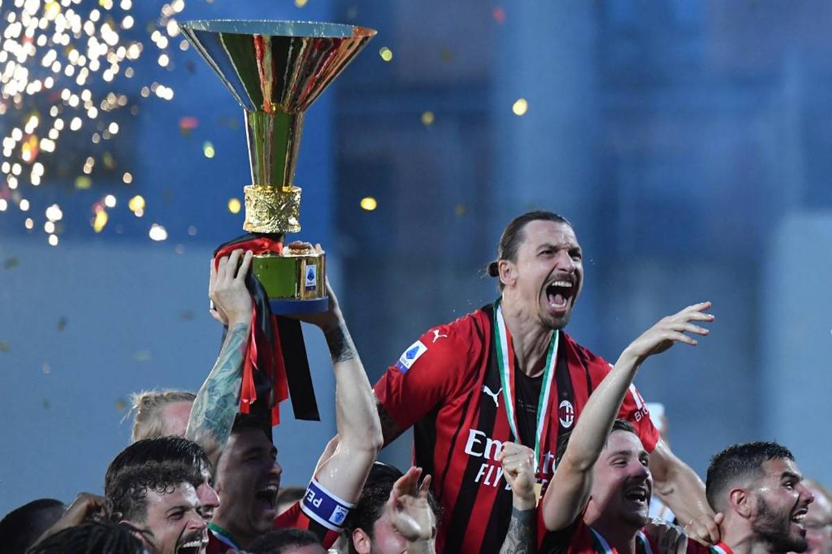 Fumándose un puro y bebiendo champagne: así fue Ibrahimovic a recoger su medalla de campeón en el festejo del AC Milan