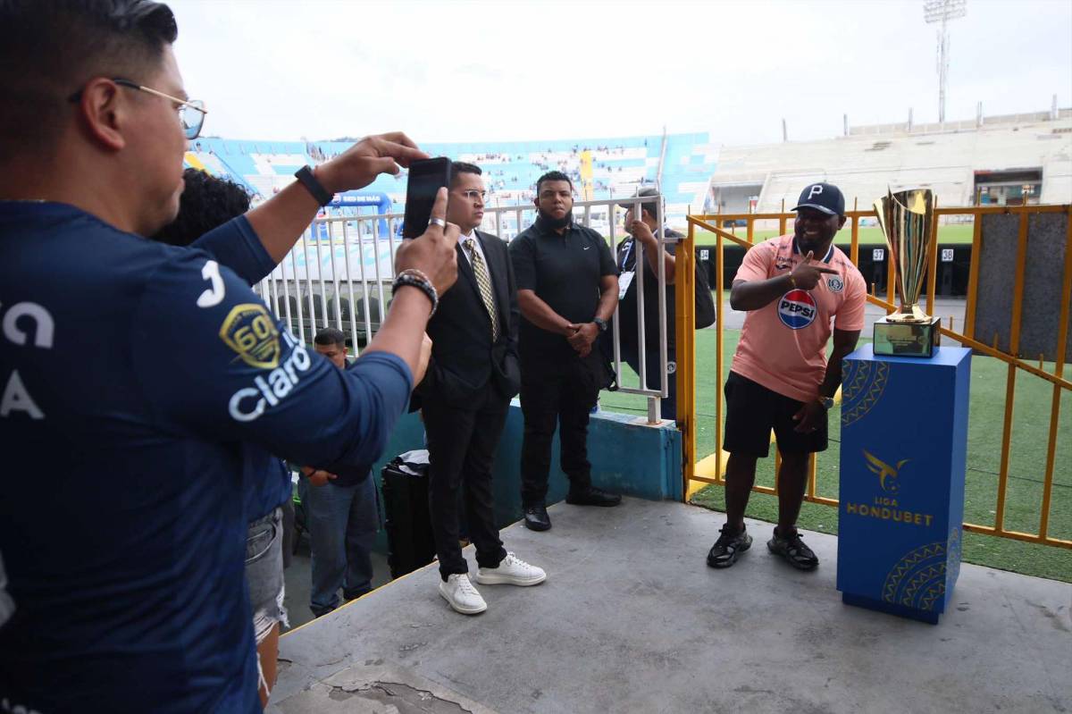 Motagua fue recibido a lo grande, la Copa estuvo a disposición de los aficionados y las novias no se pierden el show ¿Qué tomó Agustín Auzmendi?