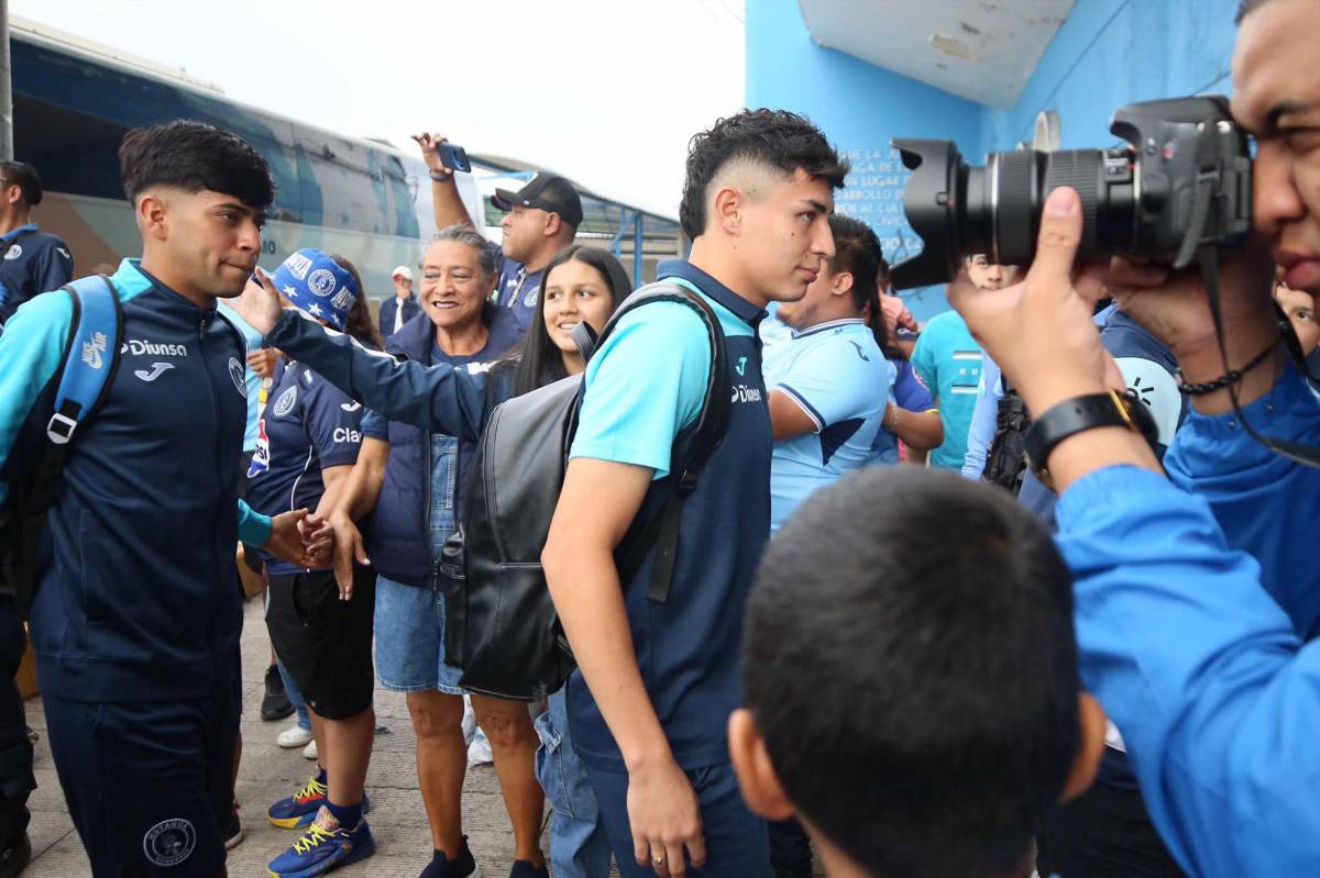 Motagua fue recibido a lo grande, la Copa estuvo a disposición de los aficionados y las novias no se pierden el show ¿Qué tomó Agustín Auzmendi?