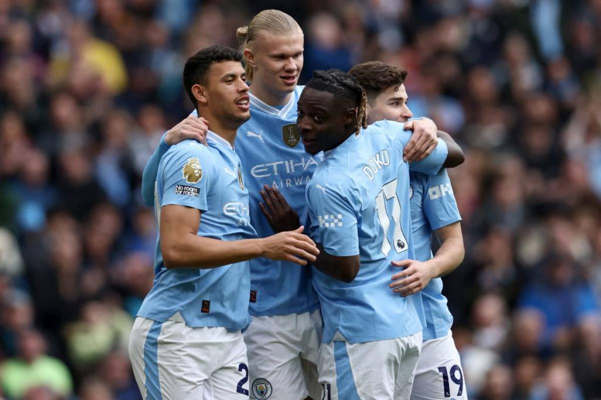 Manchester City goleó y se aseguró el primer lugar de la Premier League hasta que jueguen Liverpool y Arsenal el domingo.