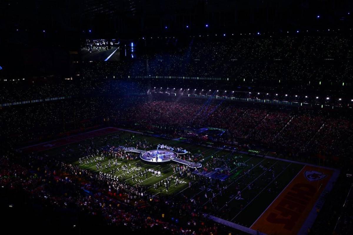 FOTOS: Usher y su espectacular ‘half-time show’ en el Super Bowl; los invitados estrellas y el regalo especial