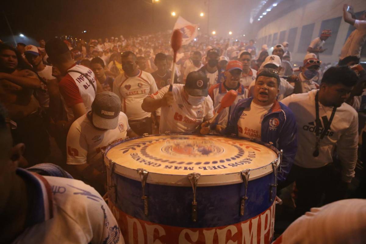 ¡Increíble llenazo! Aglomeración de aficionados a las afueras del estadio Nacional es una locura previo al Olimpia-Municipal