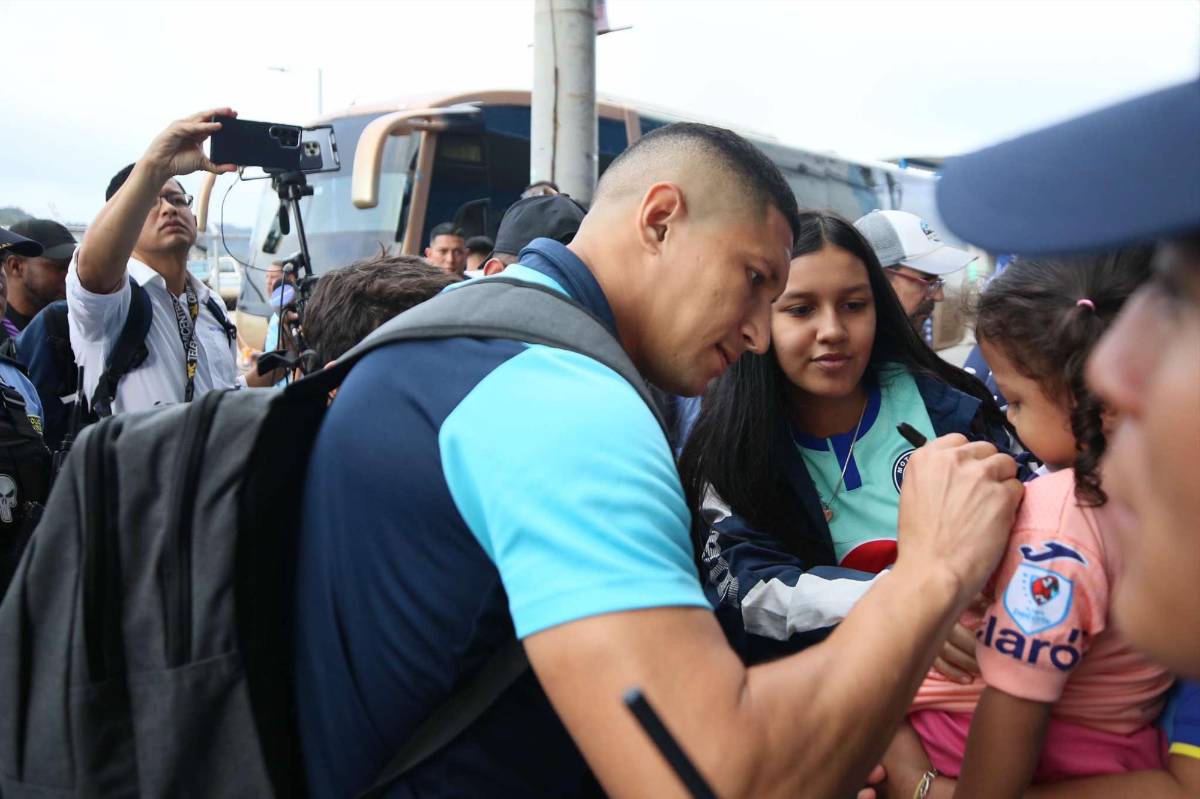 Motagua fue recibido a lo grande, la Copa estuvo a disposición de los aficionados y las novias no se pierden el show ¿Qué tomó Agustín Auzmendi?