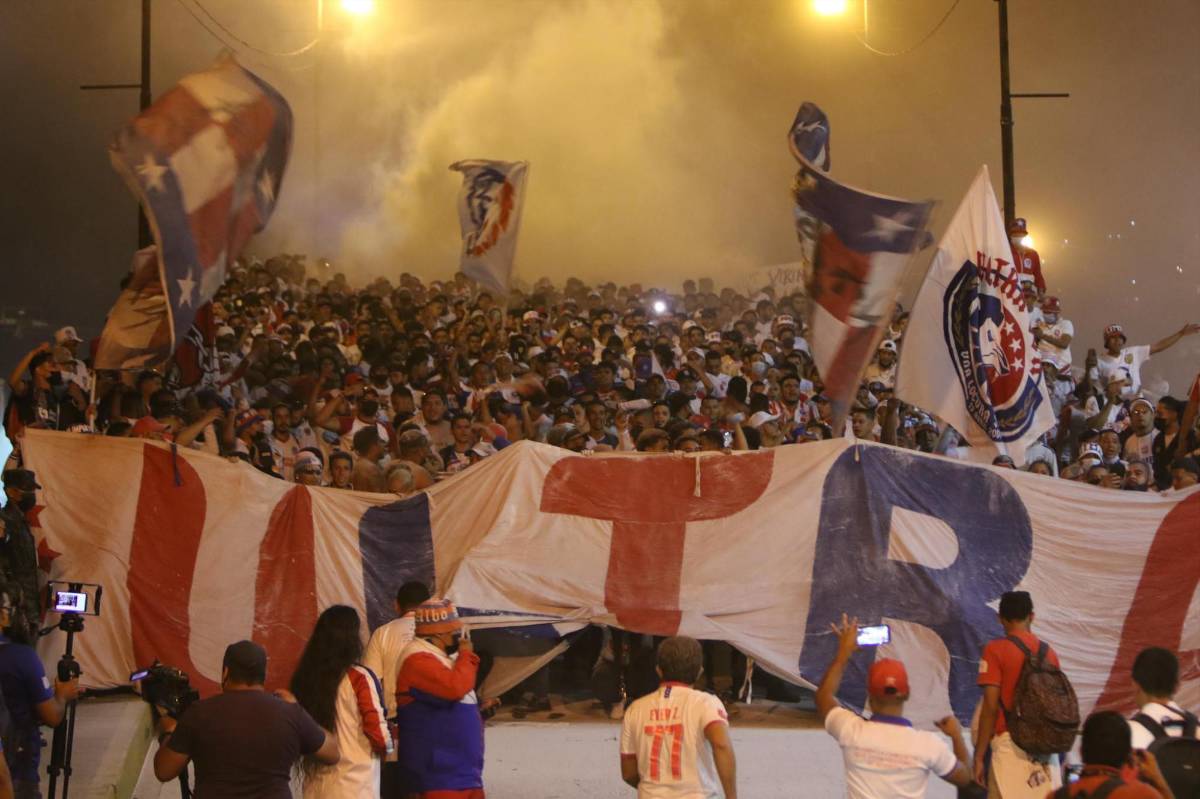 ¡Increíble llenazo! Aglomeración de aficionados a las afueras del estadio Nacional es una locura previo al Olimpia-Municipal