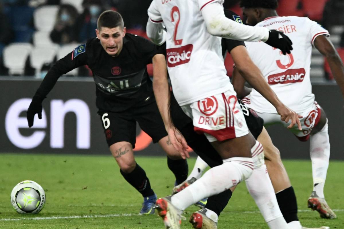 Paris Saint-Germain's Italian midfielder Marco Verratti fights for the ball during the French L1 football match between Paris Saint-Germain (PSG) and Stade Brestois 29 at the Parc des Princes stadium in Paris on January 15, 2022. (Photo by STEPHANE DE SAKUTIN / AFP)