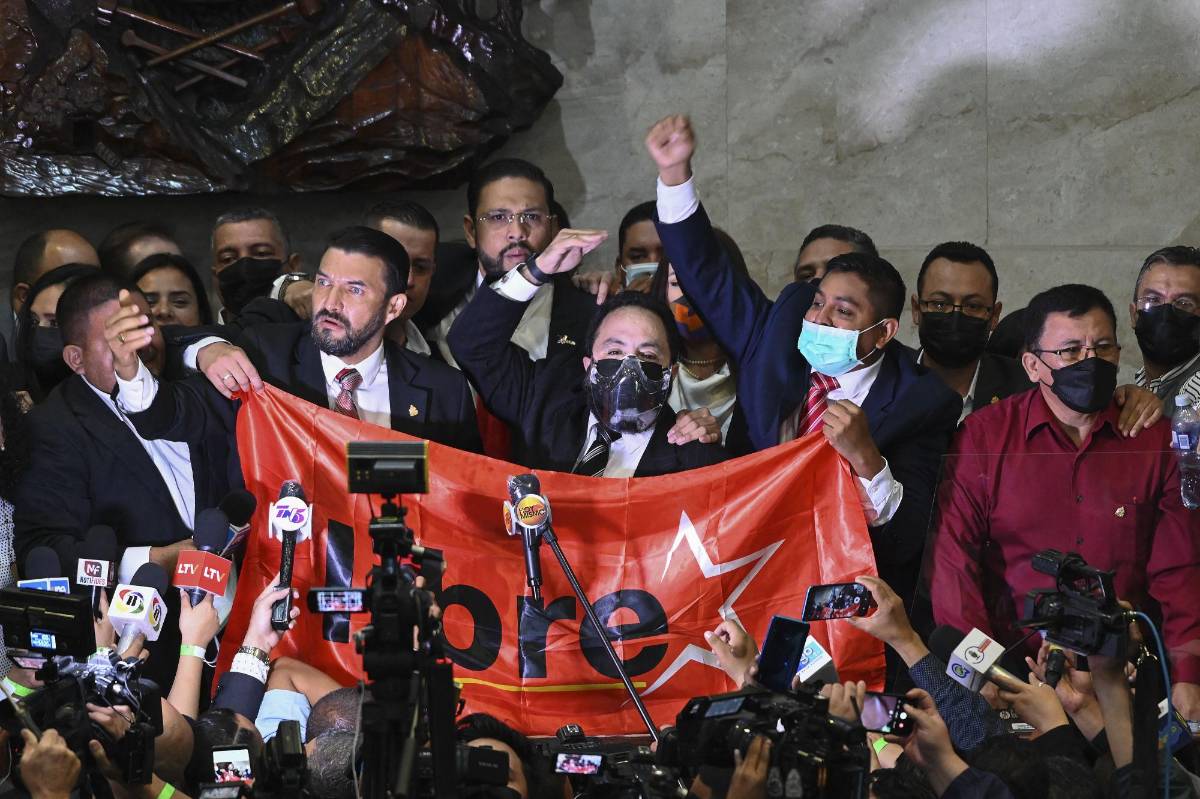 Xiomara Castro expulsa a diputados de Libre que votaron por Jorge Cálix como presidente del Congreso Nacional