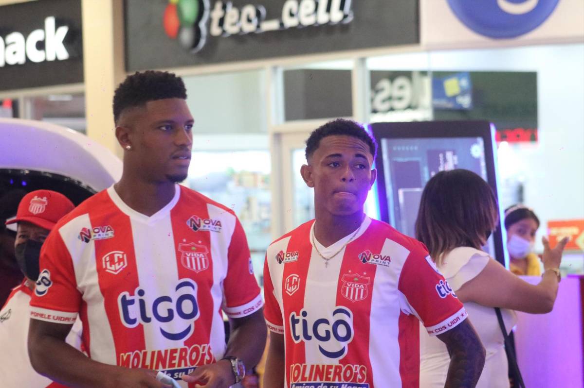 Premios, novedades, y bellas modelos en la presentación del nuevo uniforme del Vida en La Ceiba