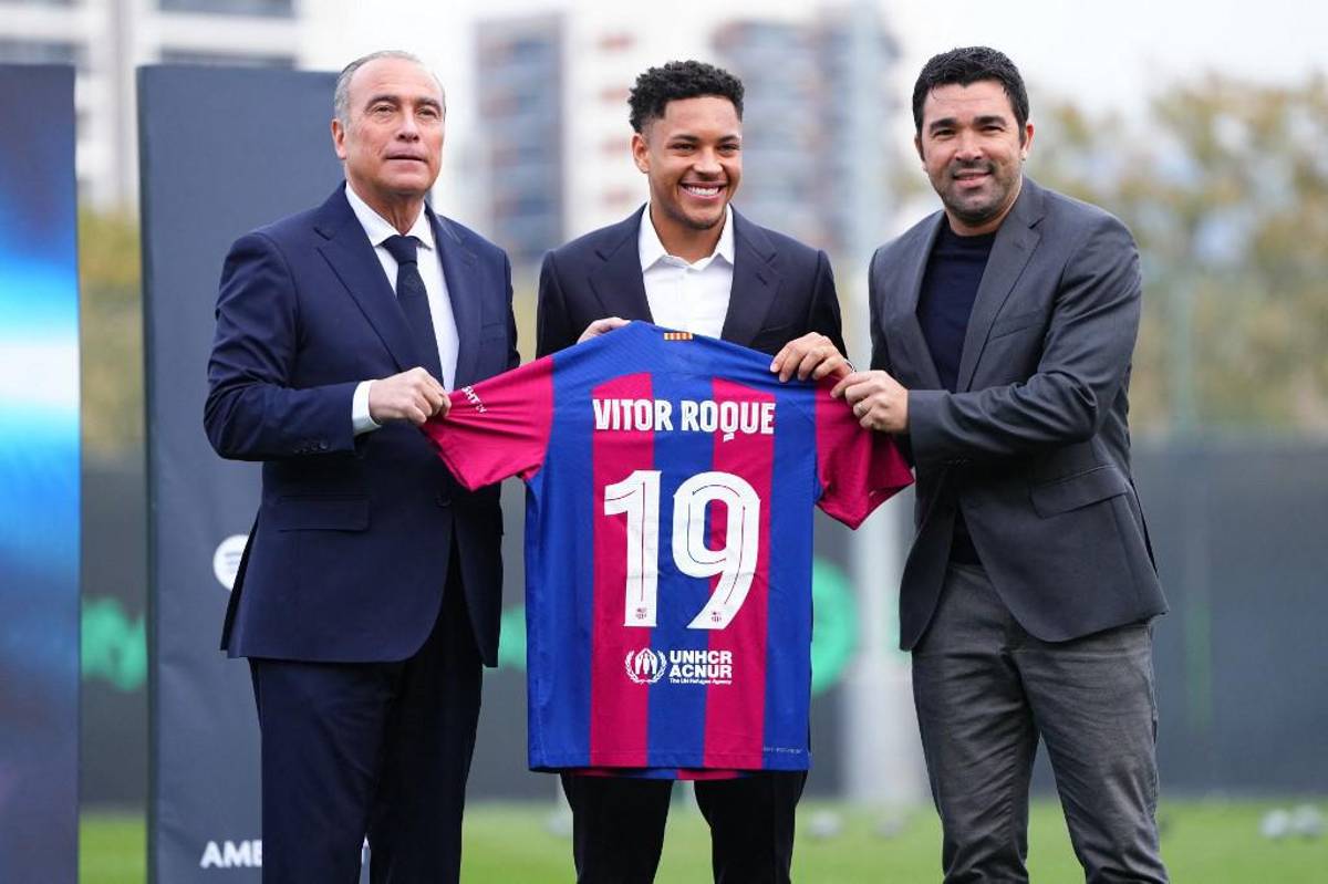 Así fue la presentación oficial de Vitor Roque con el Barcelona tras su debut: el gran ausente y quiénes lo acompañaron
