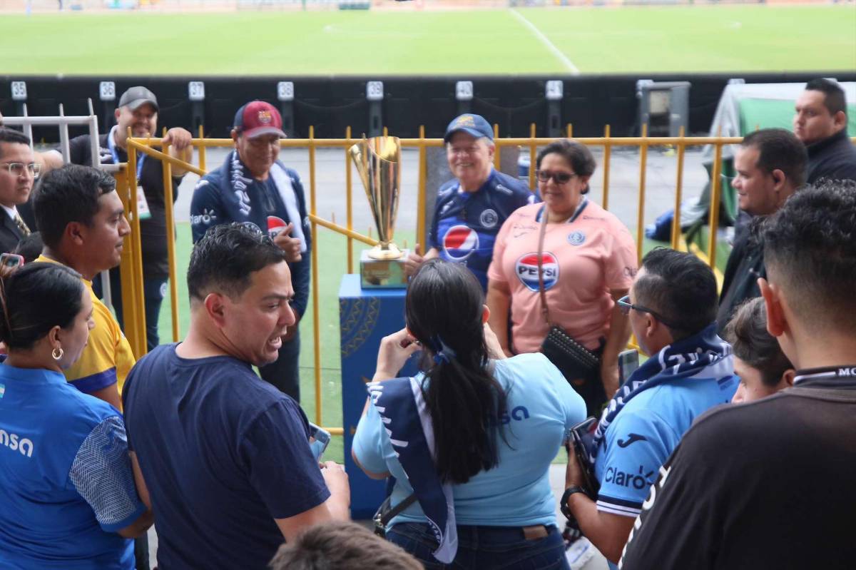 Motagua fue recibido a lo grande, la Copa estuvo a disposición de los aficionados y las novias no se pierden el show ¿Qué tomó Agustín Auzmendi?