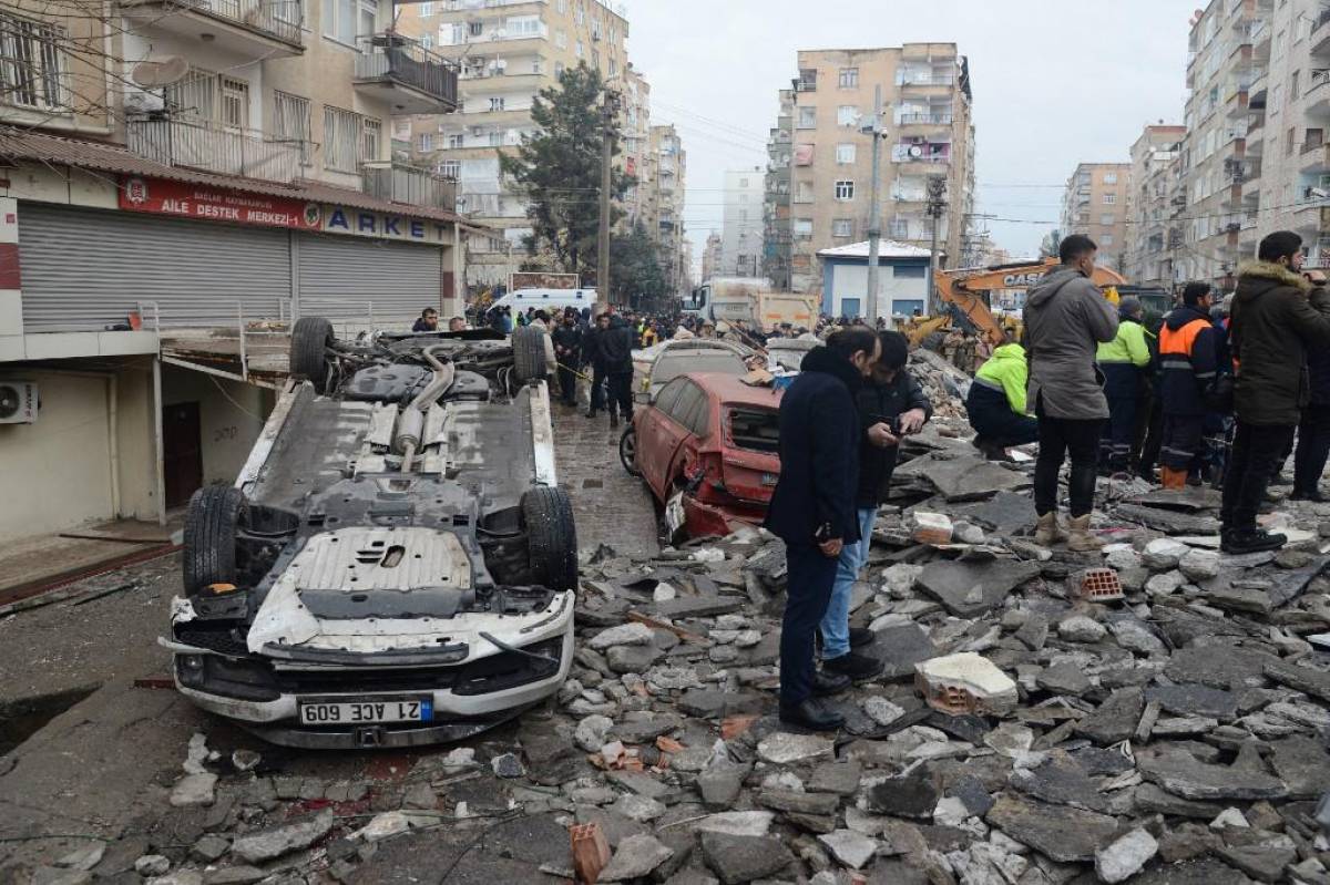 Horror en Turquía: poderoso terremoto causa más de mil muertes y exfutbolista del Chelsea está desaparecido entre los escombros