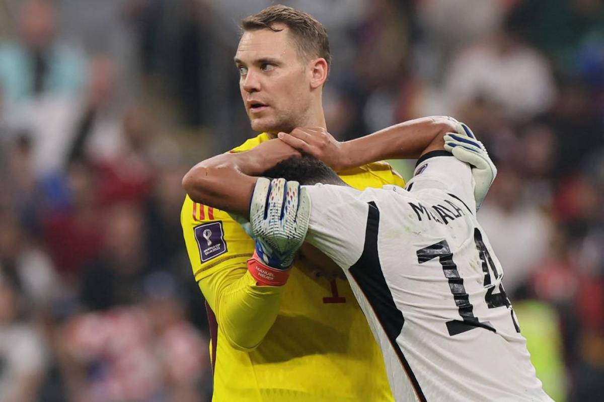 Manuel Neuer consolando a Jamal Musiala, quien se derrumbó tras la elininación.