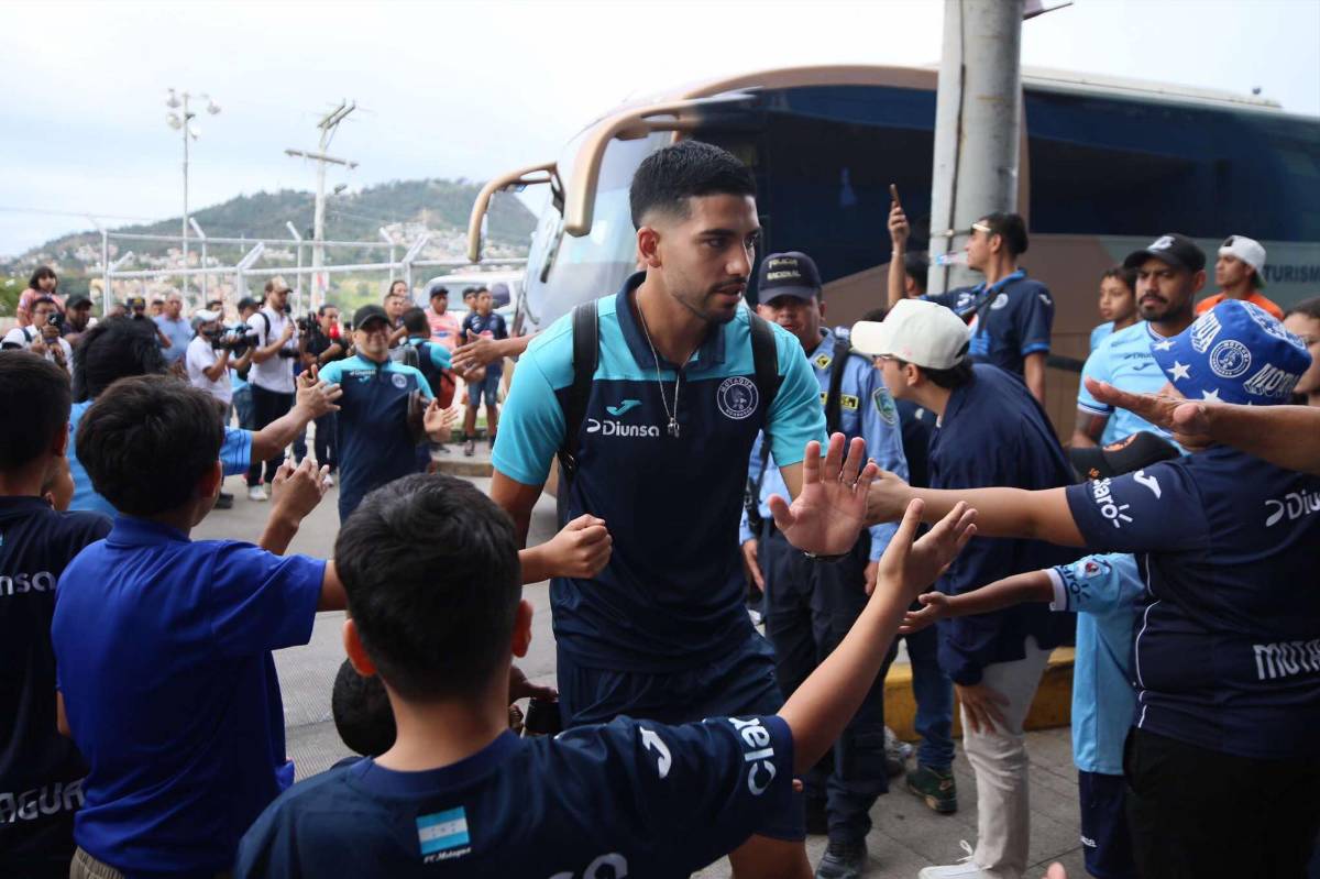 Motagua fue recibido a lo grande, la Copa estuvo a disposición de los aficionados y las novias no se pierden el show ¿Qué tomó Agustín Auzmendi?