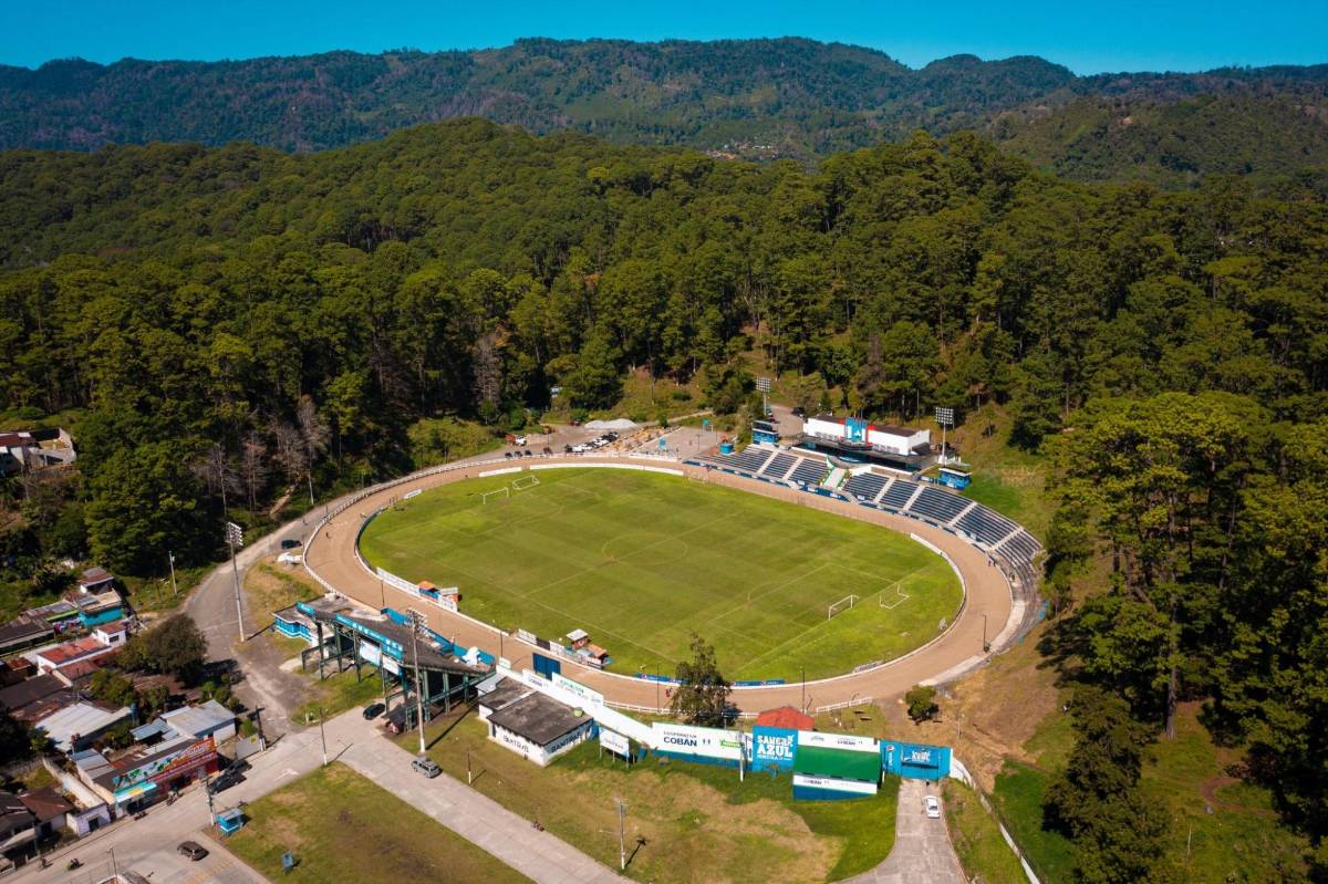 El estadio de Guatemala donde la gente se sienta a ver los partidos en las faldas de una montaña: ¡Una auténtica belleza!