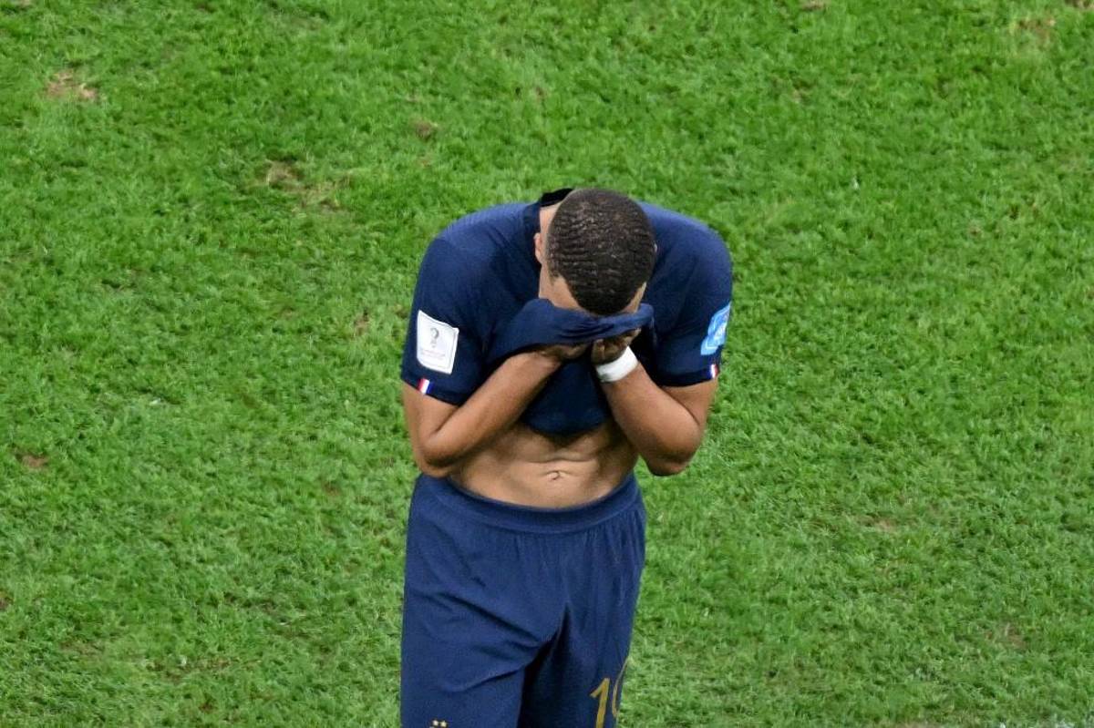 ¿Qué significa la capa que le colocó el Emir de Qatar a Messi? El polémico festejo del Dibu y un Mbappé destrozado por Argentina