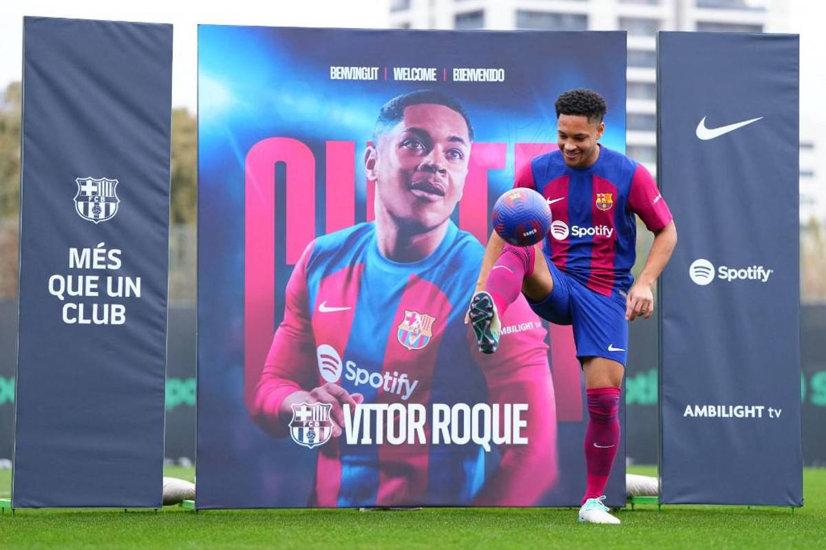 Así fue la presentación oficial de Vitor Roque con el Barcelona tras su debut: el gran ausente y quiénes lo acompañaron