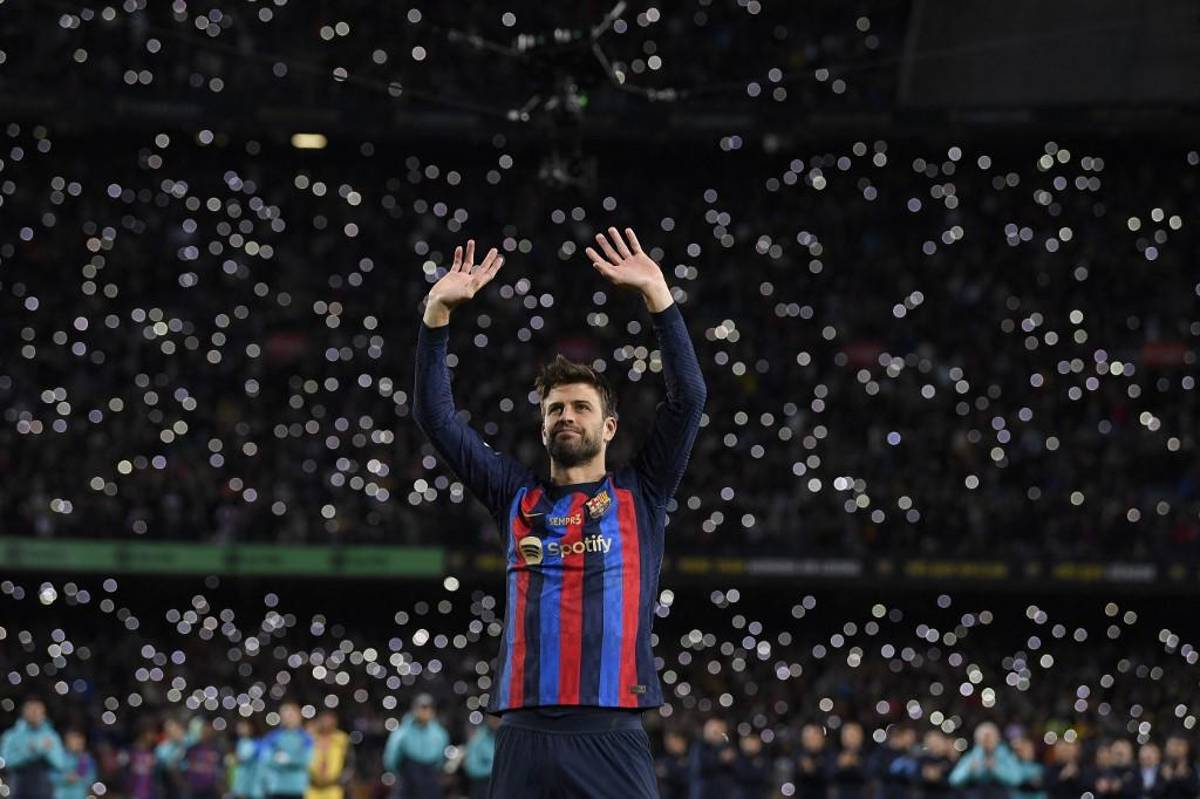 Con sus hijos, entre lágrimas y hasta le llevaron flores: la última noche de Piqué como jugador del Barcelona en el Camp Nou